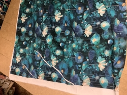 ZBYTEK  Silky  umělé hedvábí vzor modré máky - 60 CM ,KAZ - BÍLÉ ČÁRY U KRAJE
