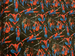 KAZOVKA  Softshell s kožíškem beránkem - potisk SPIDER V SÍTI - kaz světlé čáry, u jednoho konce bílé čáry, an jednom místě šev