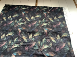 ZBYTEK legínovina/úplet  milk silk  - bobkové listy - 135 CM, KAZ - U KRAJE ČERNÉ ČÁRY, BÍLÁ ČÁRA
