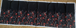 Kazový  Dámský panel na sukni micropeach - ČERVENÁ KVÍTKA NA ČERNÉ - kaz viz foto